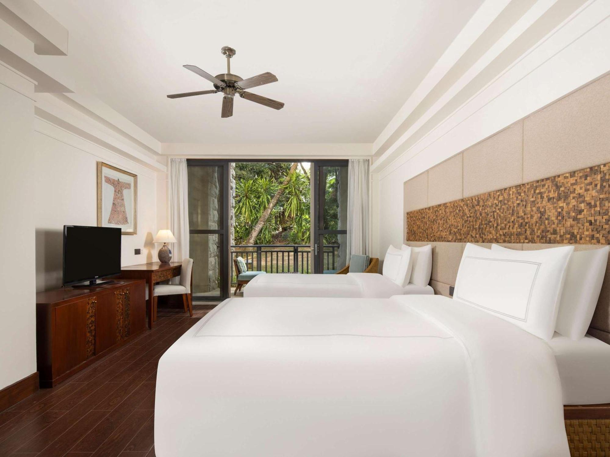 Swissotel Yalong Bay Курортный комплекс Санья